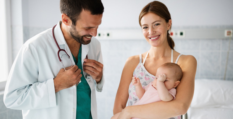 Petit Enfant Garçon Examine Par Un Médecin Avec Un Stéthoscope