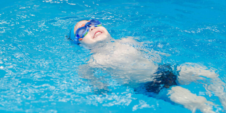 Apprendre aux enfants à nager : un acte de prévention de la noyade