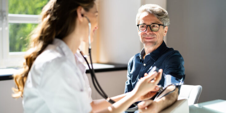 Guide complet de la santé des jeunes seniors : bilans, examens et dépistages après 50 ans