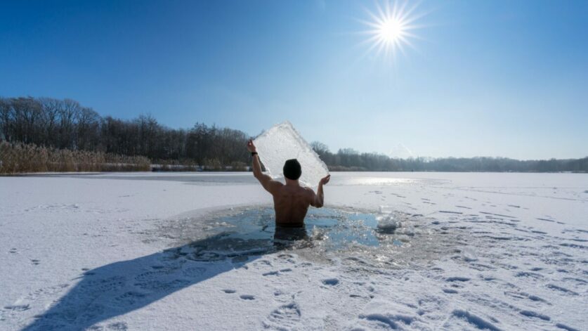 un homme pratique la baignade en eau froide dans la glace
