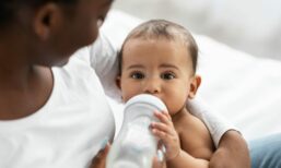 maman avec bébé qui perd du poids boit un biberon
