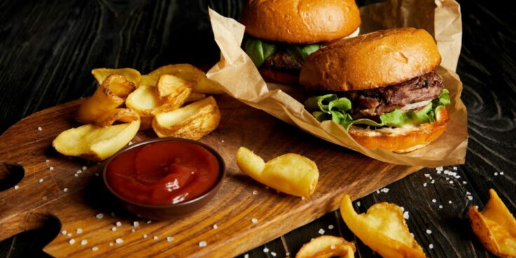 Adolescents et fast food : les risques cachés d’une addiction culinaire à la malbouffe