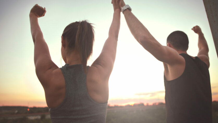 couple qui pratique une activité sportive et physique