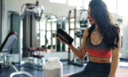 une femme avec shaker de protéine nutrition sportive