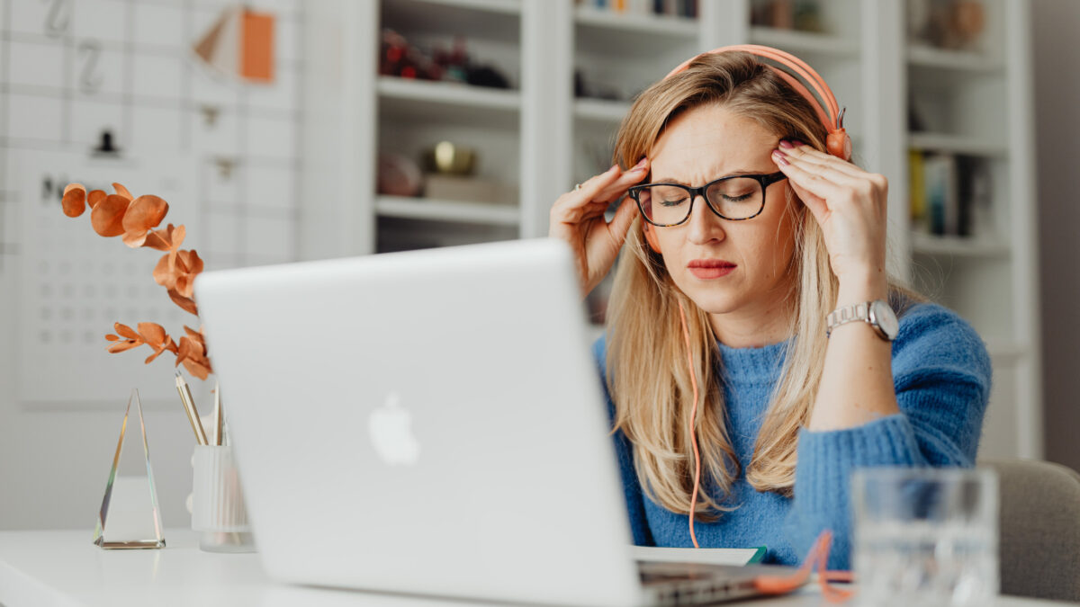 une femme stressée et ayant un taux de cortisol élevé