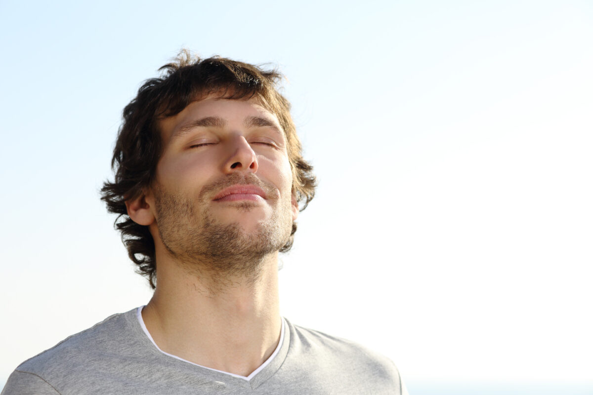 un homme heureux qui sait gérer ses émotions