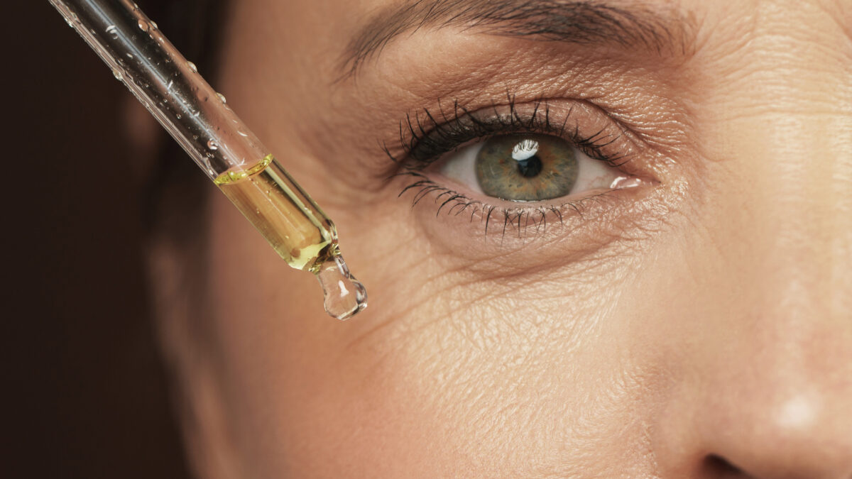 un sérum rempli d'acides cosmétiques s'appliquant sur le visage d'une femme
