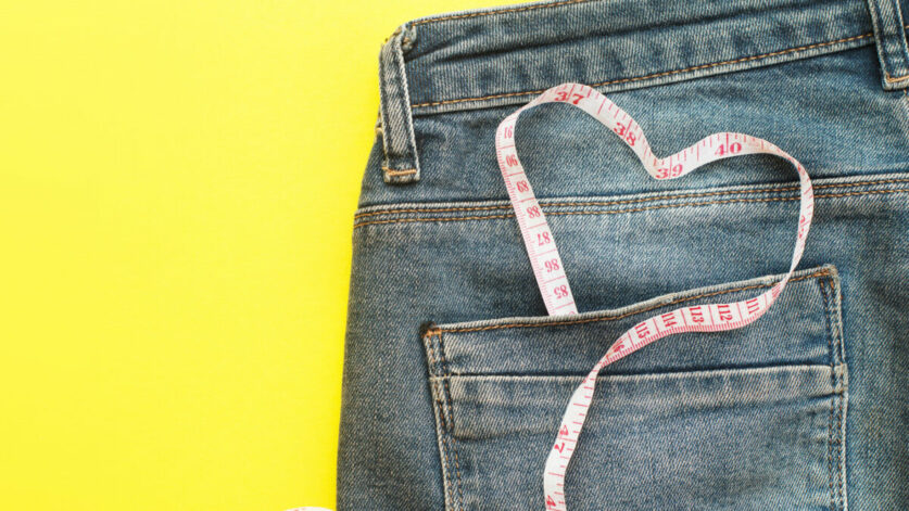un mètre pour mesurer le tour de taille est dans une poche d'un jean