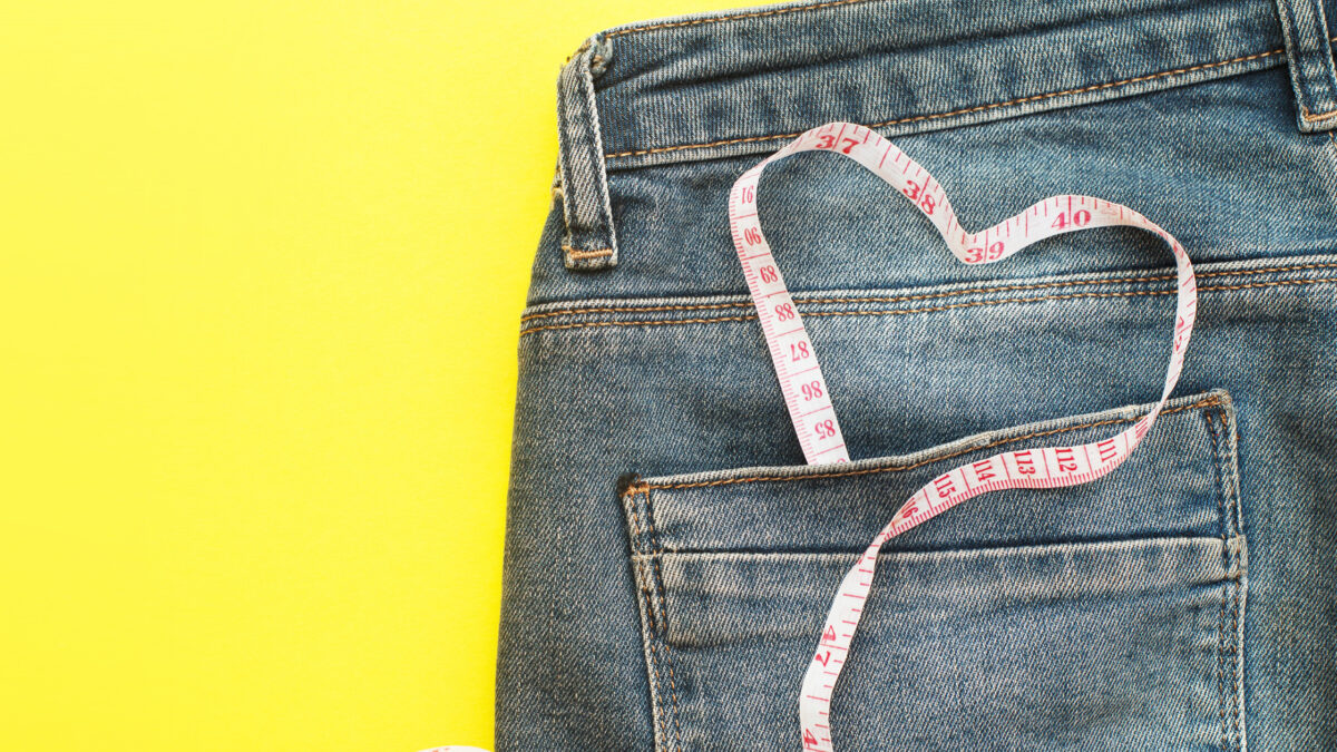 un mètre pour mesurer le tour de taille est dans une poche d'un jean