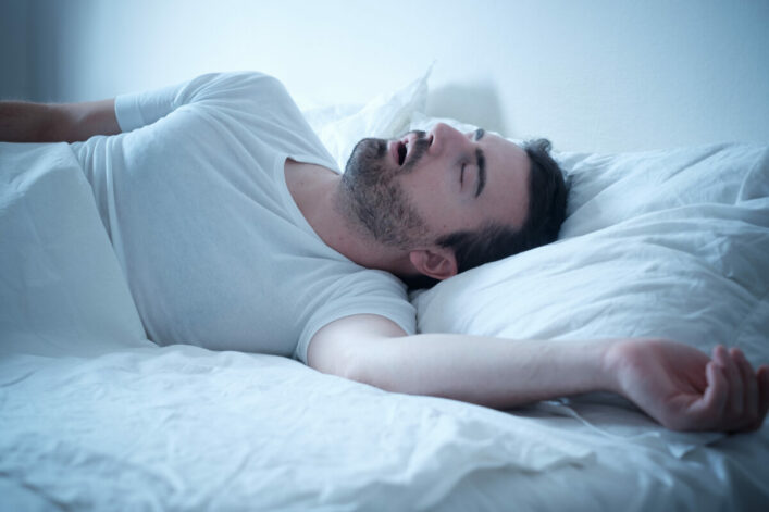 un homme qui dort et atteint de Ronflements